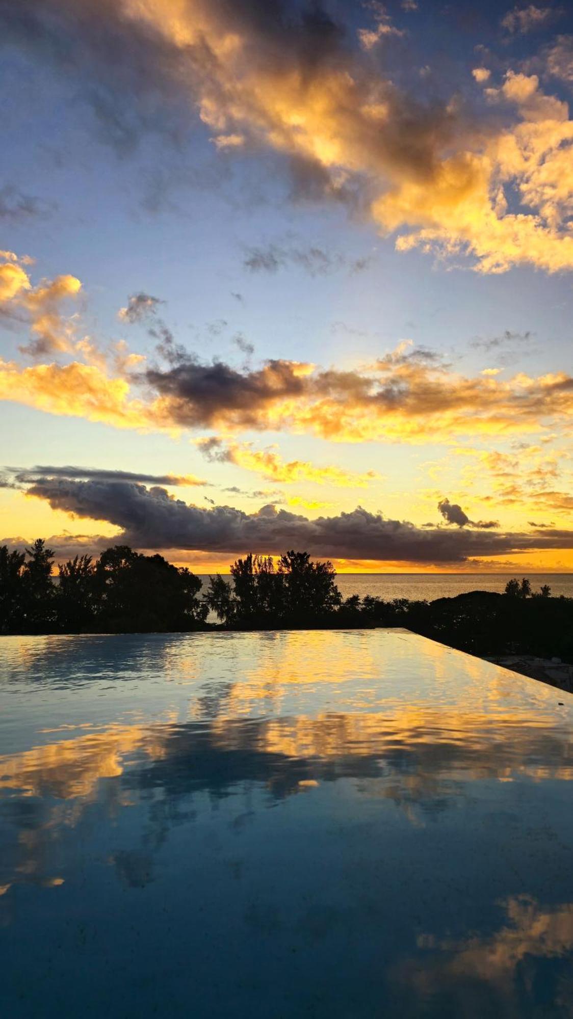 Luxury Penthouse With Infinity Pool & Stunning Sea View Apartment Flic-en-Flacq Екстериор снимка